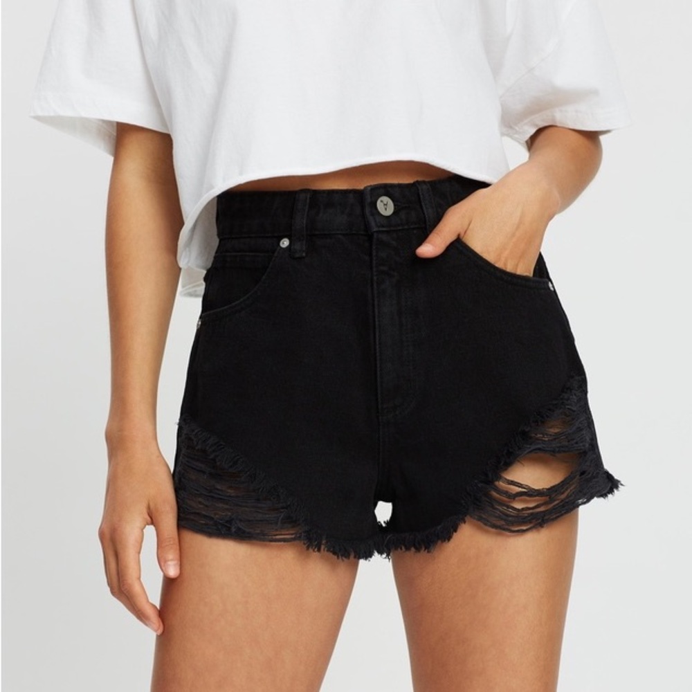 EXTREME RIP HEM HIGH WAIST SHORTS
BLACK